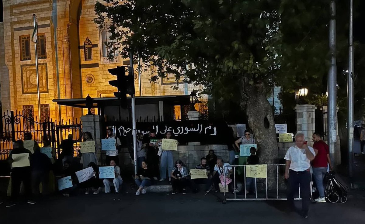 Ivan_Hassib's tweet image. مؤيدون لهجوم العشائر على الدروز في السويداء يعتدون على نشطاء سلميين طالبوا بوقف إراقة دماء السوريين أمام البرلمان السوري في دمشق