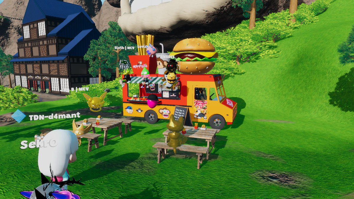 BonesBNFT's tweet image. Just eating some burgers and fries with the fam at the @ChimpersHQ van @Nifty_Island 🌴before battle!