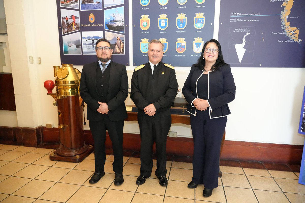 Contraloriacl's tweet image. ⚪️ VISITA | La Contralora Dorothy Pérez visitó la @DGTM_Chile en Valparaíso, junto al Subcontralor Víctor Hugo Merino. Allí, el director, vicealmirante Roberto Zegers, comentó sobre el área de jurisprudencia de esa entidad. También se abordaron materias bajo supervisión de CGR.