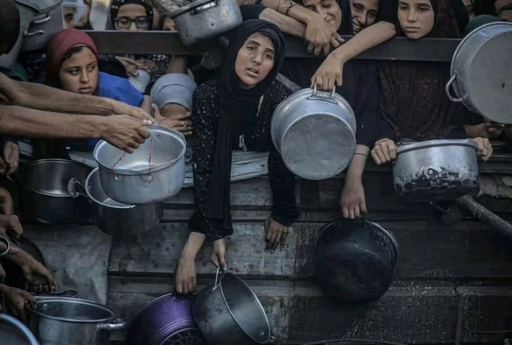 ahmd_mhna19696's tweet image. Look at those faces suffering from severe hunger. How will he return to his child without a loaf of bread? How, oh world, donate
chuffed.org/project/117684…