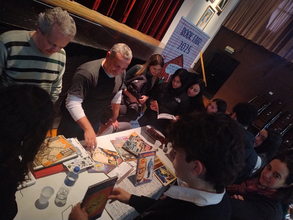 bdslibrary's tweet photo. ¡Gran cierre #BookFair25! Disertación para M&amp;S sobre la historia detrás de la icónica historieta El Eternauta, a cargo de los especialistas del movimiento cultural Banda Dibujada. Un recorrido a través del impacto del género cómic alrededor del mundo desde sus inicios hasta hoy. https://t.co/rUBd7fKBFB