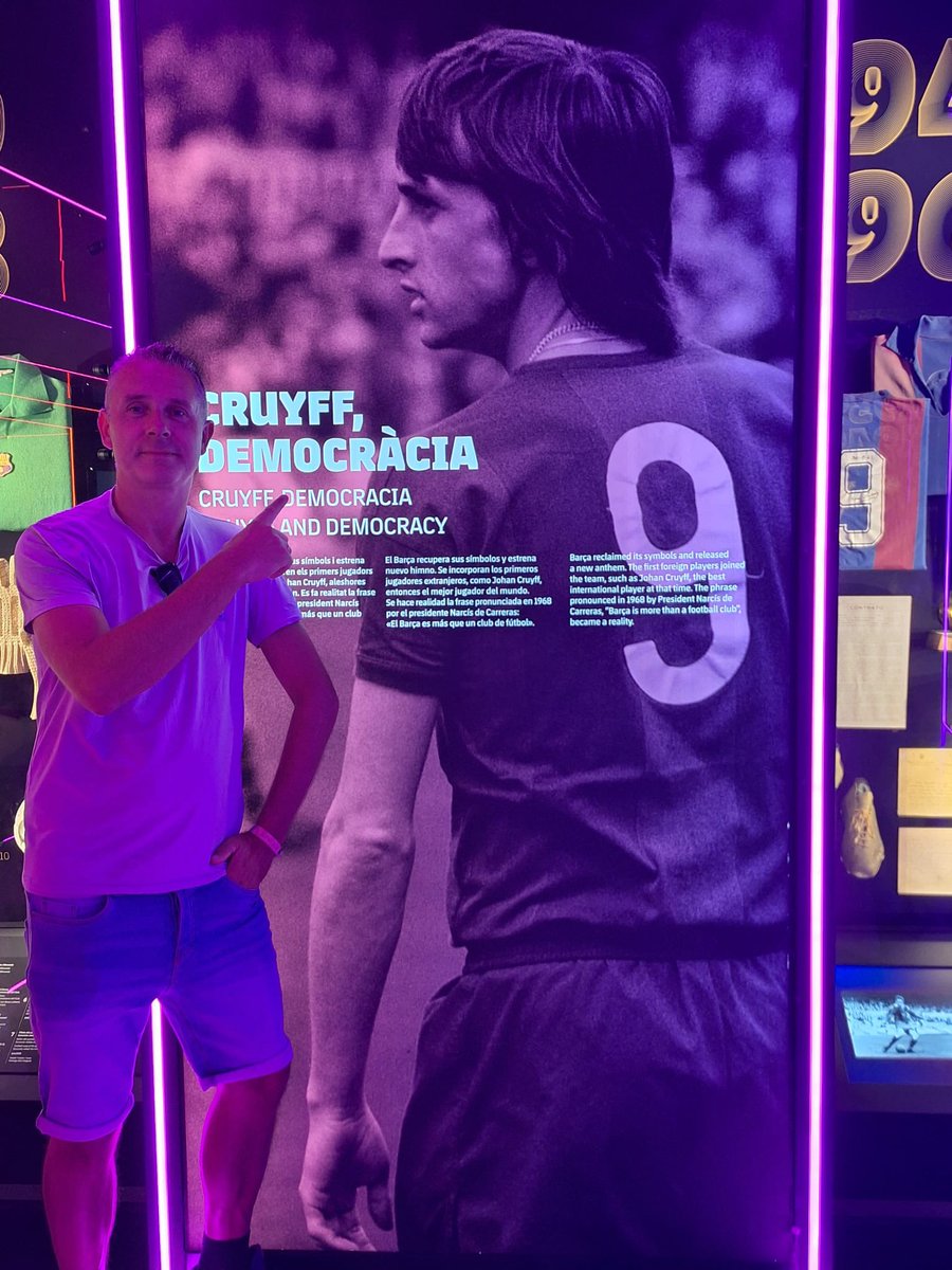 bart_boot's tweet image. Op de foto met de allergrootste vandaag in het @FCBarcelona_es museum. #JC