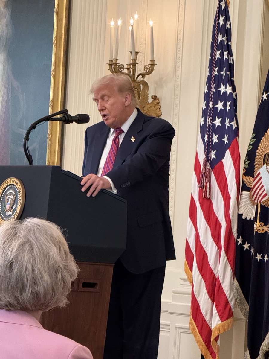 OwlExplains's tweet image. Happy stablecoins day! 🎉 Our owl Lee is at the White House today for the GENIUS Act signing ceremony!

This legislation is a major step toward fostering innovation and shaping the future of emerging tech in the US. 🇺🇸

🦉 At Owl Explains, we believe sensible policy is how we…