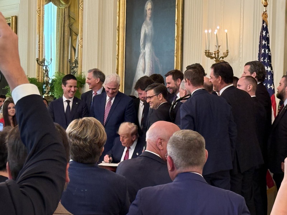 OwlExplains's tweet image. Happy stablecoins day! 🎉 Our owl Lee is at the White House today for the GENIUS Act signing ceremony!

This legislation is a major step toward fostering innovation and shaping the future of emerging tech in the US. 🇺🇸

🦉 At Owl Explains, we believe sensible policy is how we…