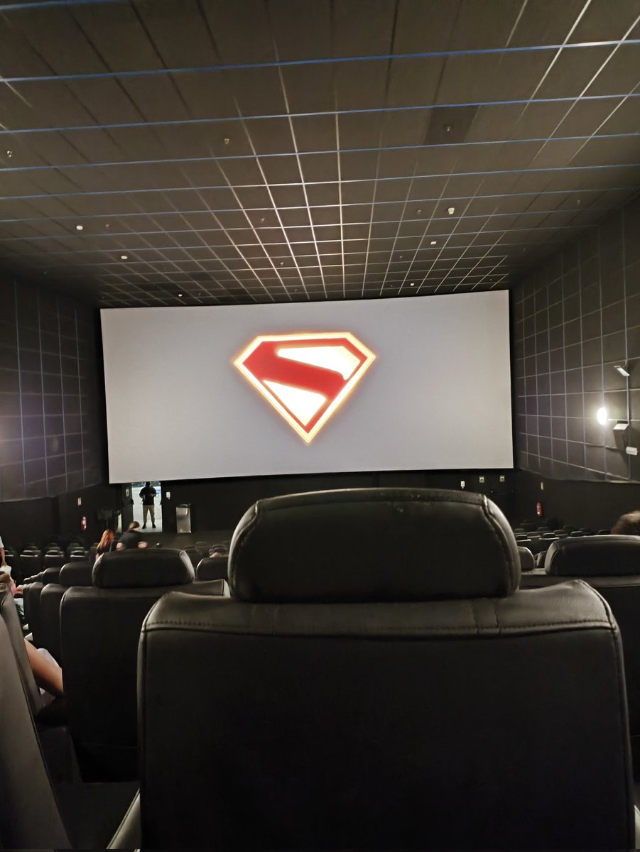 Ha estado guapa, creo que la mejor forma de definirla es una película optimista.
Lo que más se nota es que es de James Pistola, porque hay cosas típicas de guardianes de la galaxia, pero bueno.
Por cierto Superman como personaje 10/10 pero el símbolo es una señal de stop 🚫