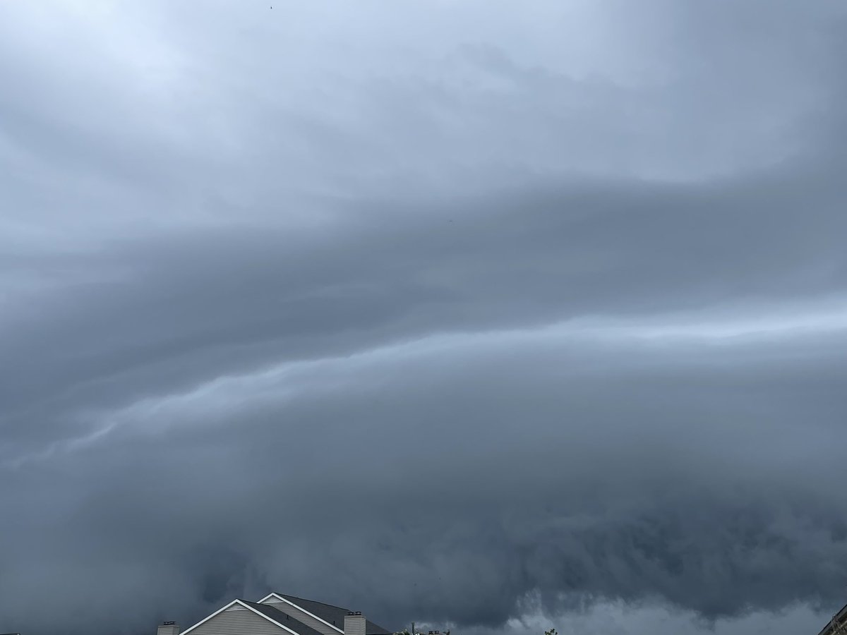 #alwx <a href="/spann/">James Spann</a> <a href="/JoshWeather/">Josh Johnson</a> incredible shelf cloud moving into eastern Montgomery