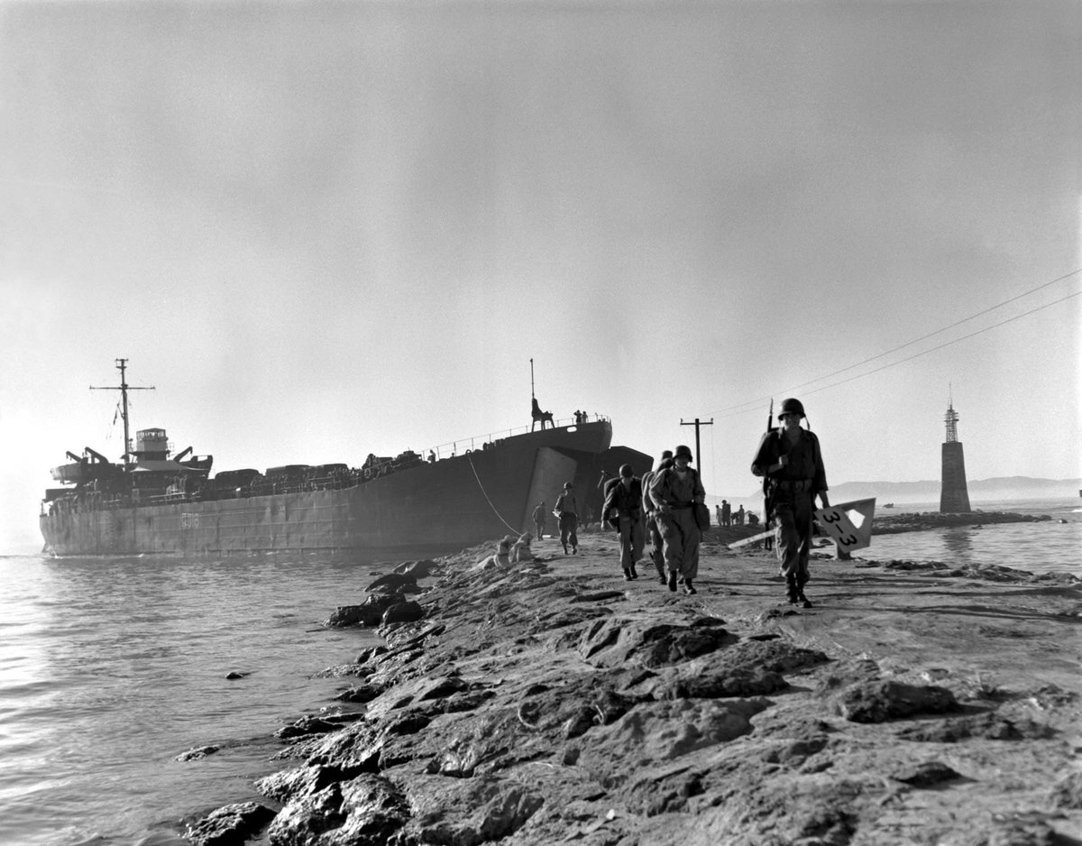 1stCavalryDiv's tweet image. #OTD the 1st Cavalry Division landed at Pohang Dong, South Korea, marking the beginning of 549 consecutive days of combat during the Korean War. Fighting through brutal terrain and harsh conditions, the Troopers of the First Team showed unmatched courage and resilience.