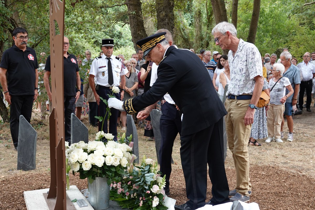 Prefet49's tweet image. 🕊Hommage |
Le 18 juillet commémore la tragédie de 1969 à #JuignésurLoire, où 19 enfants se sont noyés dans la #Loire
Une stèle a été inaugurée en hommage, en présence de Philippe CHOPIN, Prefet de Maine-et-Loire, des autorités et des familles
#preventionnoyade