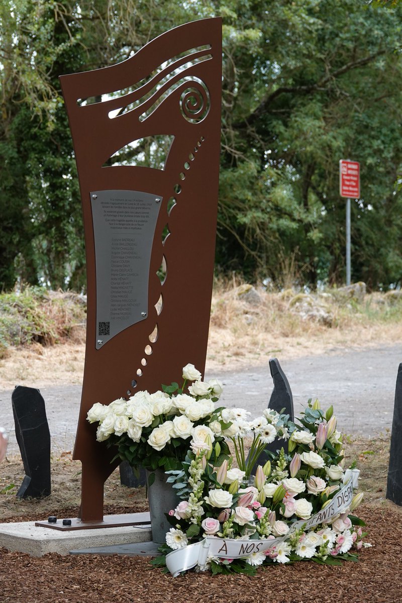 Prefet49's tweet image. 🕊Hommage |
Le 18 juillet commémore la tragédie de 1969 à #JuignésurLoire, où 19 enfants se sont noyés dans la #Loire
Une stèle a été inaugurée en hommage, en présence de Philippe CHOPIN, Prefet de Maine-et-Loire, des autorités et des familles
#preventionnoyade