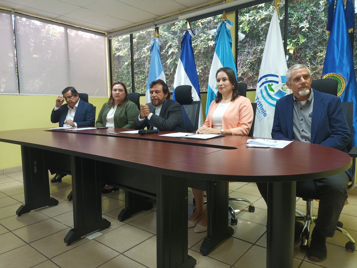 Diario El Salvador Sección Política (@de_politica_es) on Twitter photo #DePaís <a href="/fulloa51/">Félix Ulloa</a>, vicepresidente de la república, participa como testigo de honor en firma de acuerdo para la protección del río Lempa entre el Plan Trifinio y el programa de conservación y restauración del río Lempa "Somos Río Lempa". #DePaís <a href="/fulloa51/">Félix Ulloa</a>, vicepresidente de la república, participa como testigo de honor en firma de acuerdo para la protección del río Lempa entre el Plan Trifinio y el programa de conservación y restauración del río Lempa "Somos Río Lempa".
