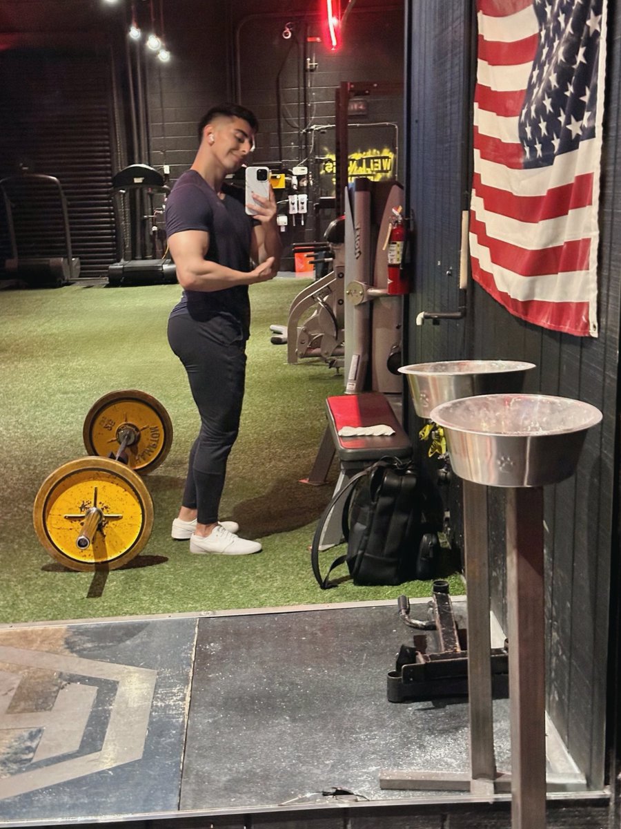 iggycastiel's tweet image. carne asada fries before leg day sure pumps you up 🤭