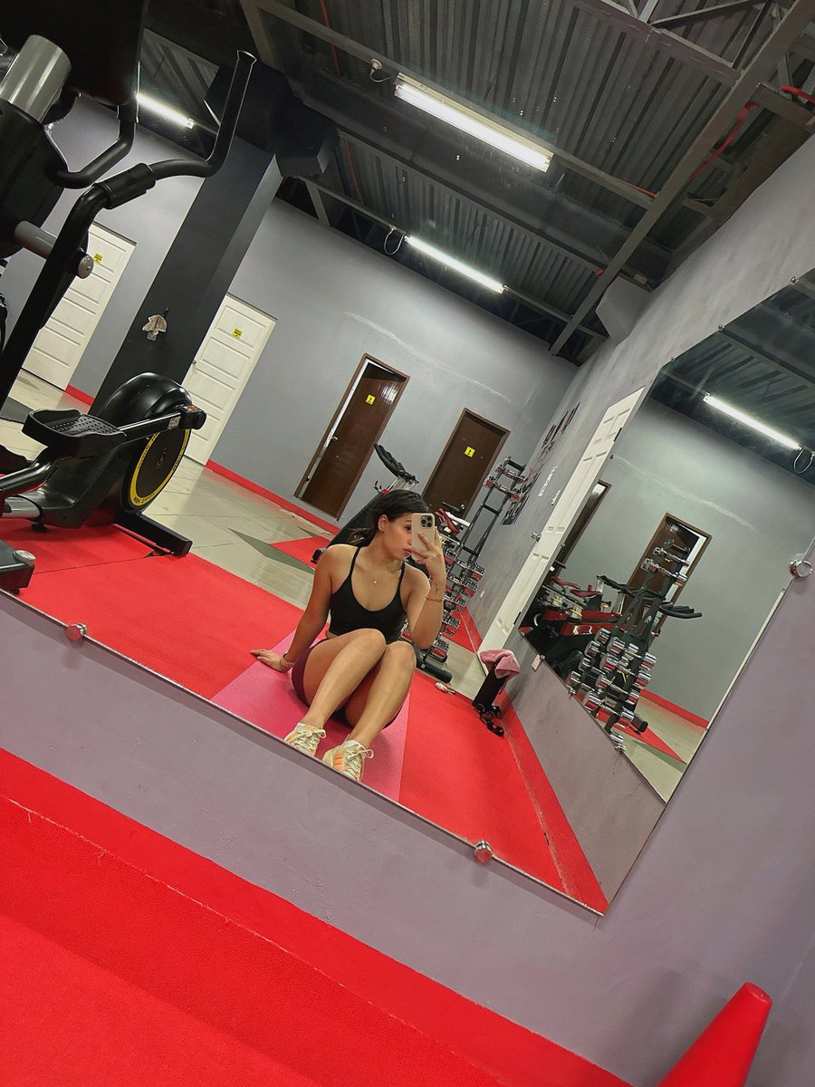 sparklymiabloom's tweet image. I need someone who will train hard with me and then give me the best cardio, if that&apos;s you just send me a message