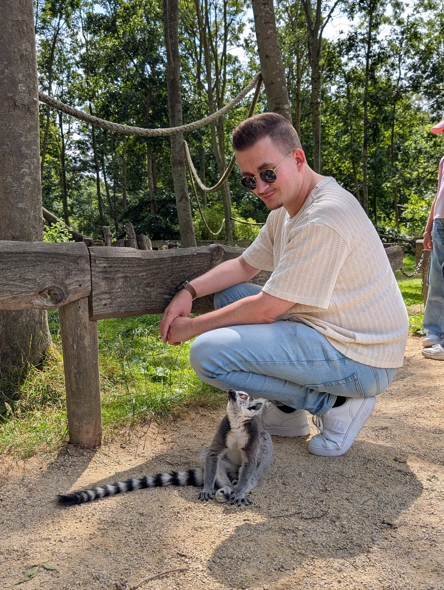 echteJacco's tweet photo. Vrienden maken in de dierentuin Hoenderdaell in @AnnaPaulownaNL ! #toerist #dieren! Naast deze prachtige ringdtaart maki hebben ze ook prachtige stichtingen daar die zich inzetten voor o.a Leeuwen, Dolfijnen en Zeehonden. Echt een aanrader! https://t.co/h5vXRVDkgK
