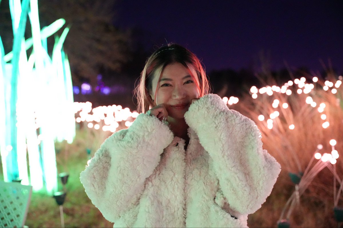 jasminericegirl's tweet image. pov: we're on a date and I am super excited by all of the colorful lights
