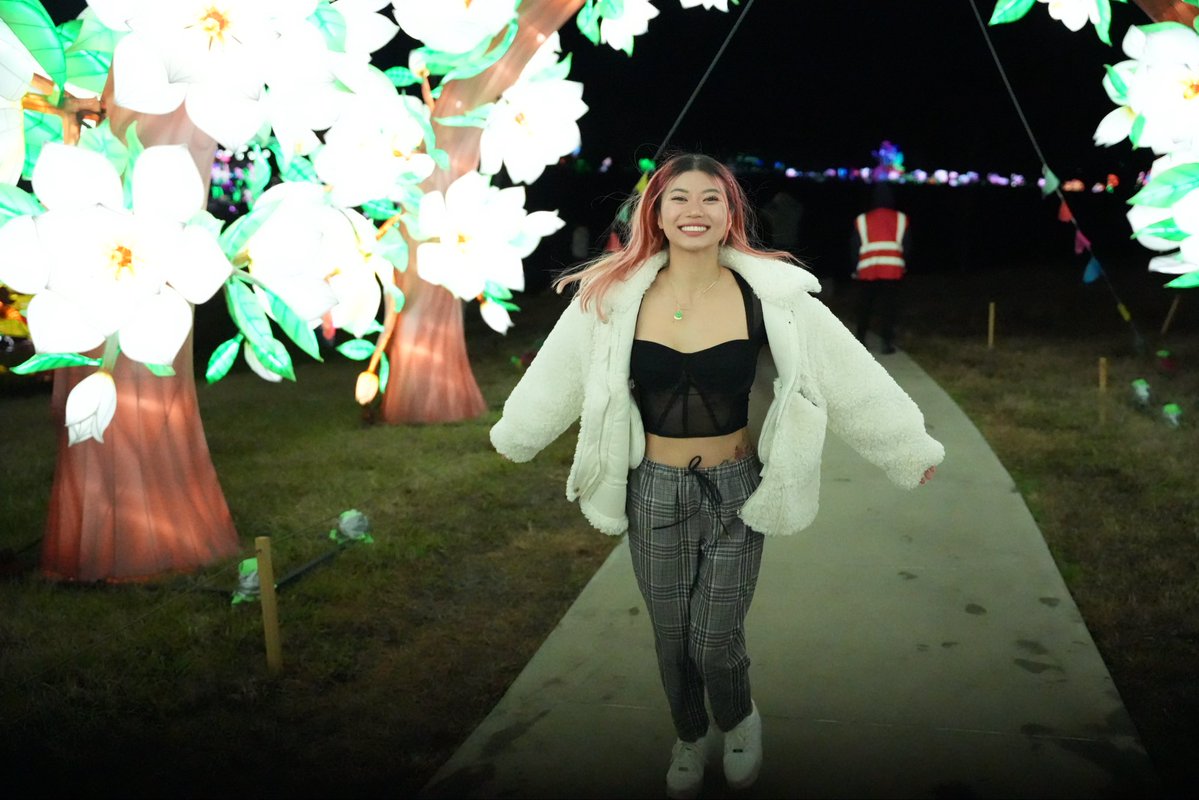 jasminericegirl's tweet image. pov: we're on a date and I am super excited by all of the colorful lights