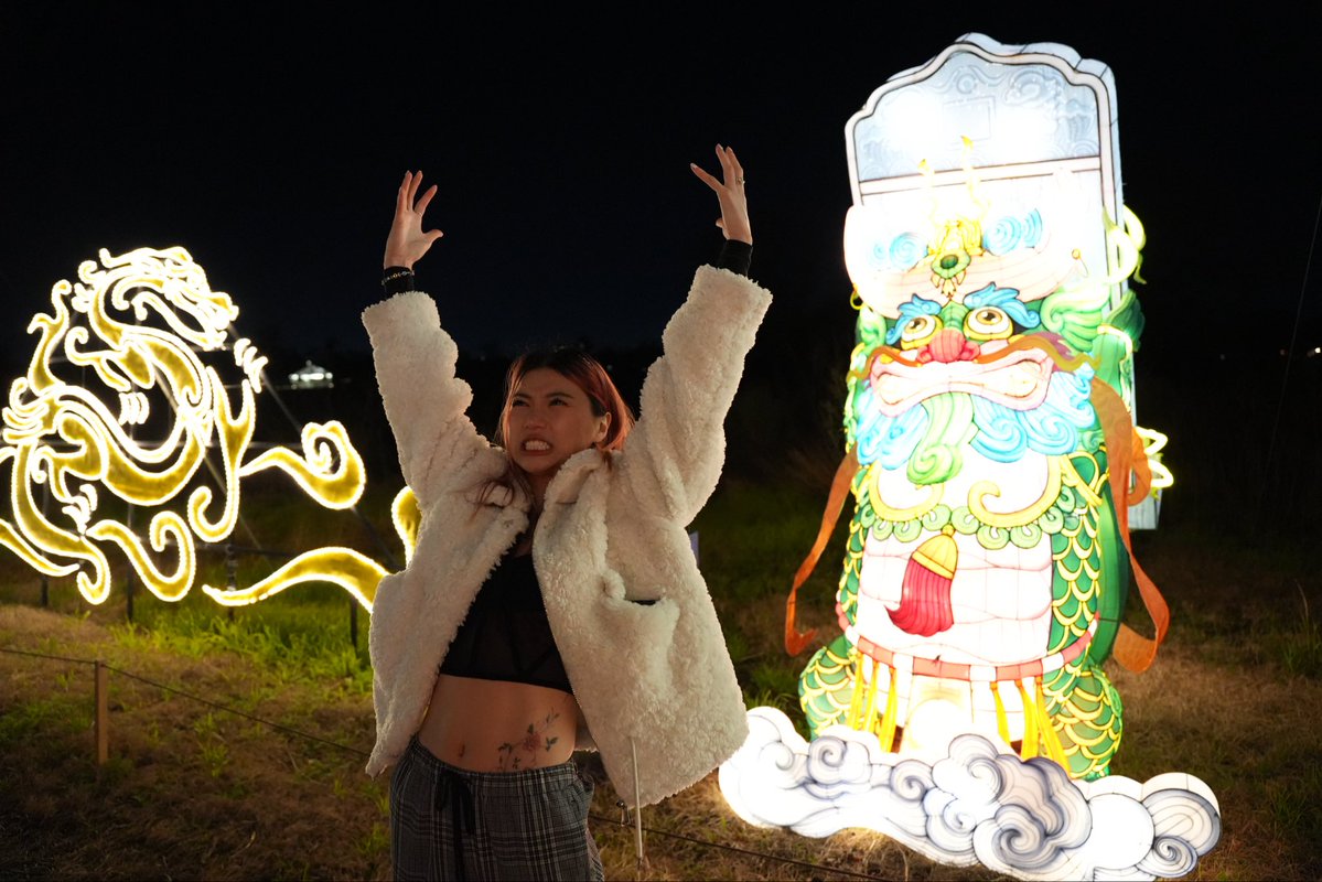 jasminericegirl's tweet image. pov: we're on a date and I am super excited by all of the colorful lights