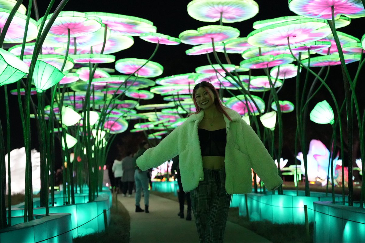 jasminericegirl's tweet image. pov: we're on a date and I am super excited by all of the colorful lights