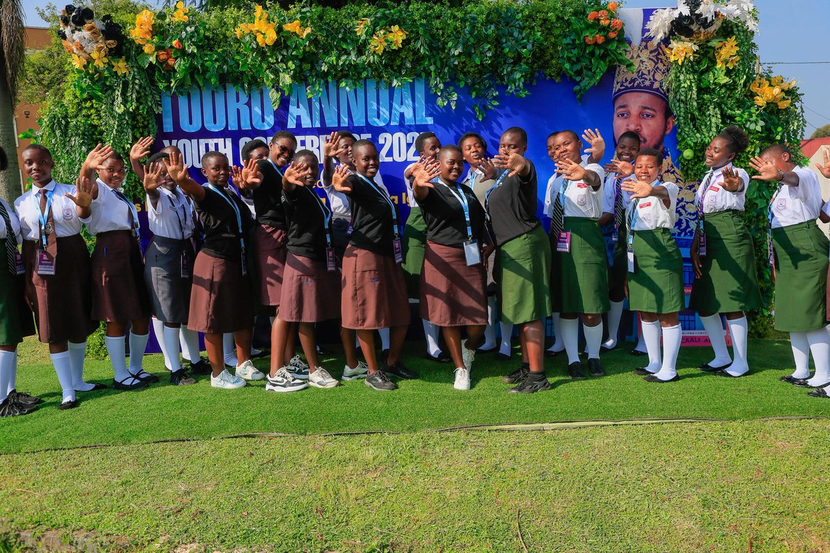 𝑻𝒐𝒐𝒓𝒐 𝑨𝒏𝒏𝒖𝒂𝒍 𝒀𝒐𝒖𝒕𝒉 𝑪𝒐𝒏𝒇𝒆𝒓𝒆𝒏𝒄𝒆 2025
Kiro kyahati Rukirabasaija Omukama asimiire yaboneka kandi yabazaho n'ensinganto za Tooro harusorrokano rwabu orubaire hambunga nkuru ez'obukama, Mucwa Kabarole.