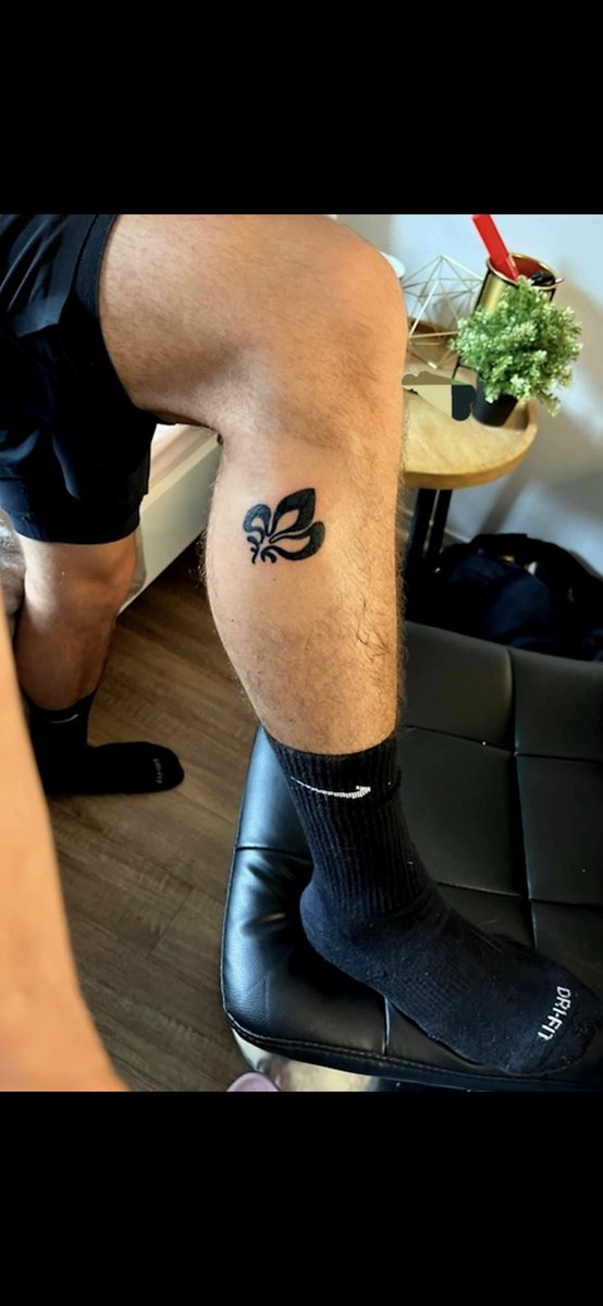 JoceArch's tweet image. Il y a 18 mois à peine, mon gars était indifférent à l'indépendance du #Québec.
Il a désormais une belle fleur de lys tatouée sur son corps. 😘
Petite pensée pour les derniers sondages qui indiquaient que 48 % des 18 à 35 ans appuyaient désormais l'idée d'un #PaysQc.
Bon…
