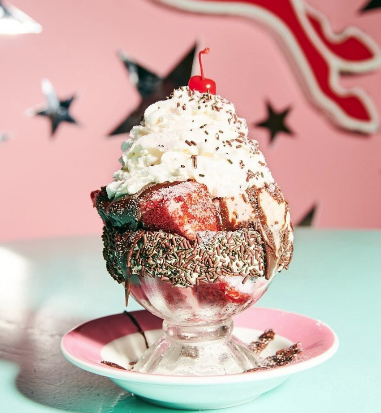 TimesSquareNYC's tweet image. It’s Sundae Funday!🍦Cool down in this summer heat and celebrate National Ice Cream Day in #TimesSquare 😎
🍨Serendipity3
🍨 @CarvelIceCream
🍨 Anita Gelato
🍨 @benandjerrys
🍨 Vanleeuwen Ice Cream
#NYC #NationalIceCreamDay #TimesSquare #IceCream #NYCBusiness