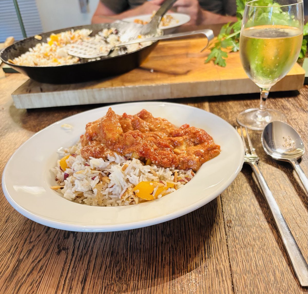 sabinedoering's tweet image. Butter Chicken mit Pfirsich-Mandel-Reis. Die Familie kocht.