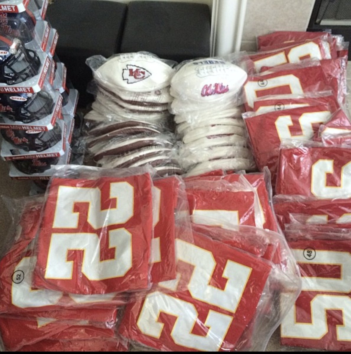 SCDmagazine's tweet image. UPDATE: Fanatics, eBay react to sports memorabilia fraud and forgery scandal.
sportscollectorsdigest.com/massive-forger…