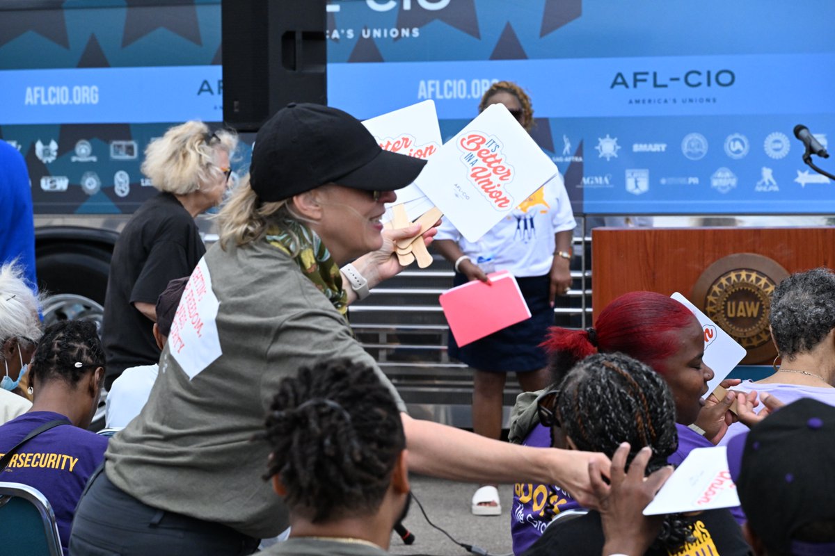 MIAFLCIO's tweet image. Thank you to everyone who joined us at the @AFLCIO 's bus stop in Warren.
Together, we’re organizing for freedom, fairness, and security — for everyone.✊