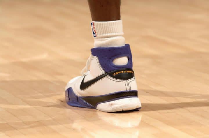 LaceLounge's tweet image. The Nike Kobe 1 “81 Points” returns Jan 22 — the day Kobe dropped his legendary 81 👑🐍. Who’s grabbing a pair to honor the Mamba?

#KobeBryant #NikeKobe #81Points #MambaMentality #SneakerDrop #MambaForever #LakersLegend