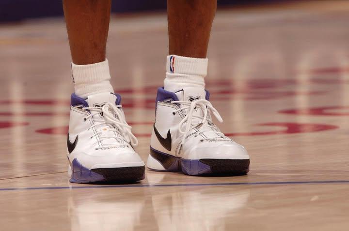 LaceLounge's tweet image. The Nike Kobe 1 “81 Points” returns Jan 22 — the day Kobe dropped his legendary 81 👑🐍. Who’s grabbing a pair to honor the Mamba?

#KobeBryant #NikeKobe #81Points #MambaMentality #SneakerDrop #MambaForever #LakersLegend