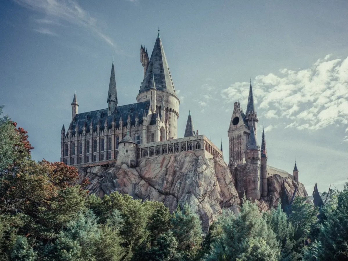 comicsexplained's tweet image. I took a picture of Hogwarts at Universal and gave it a 60’s technicolor vibe lol