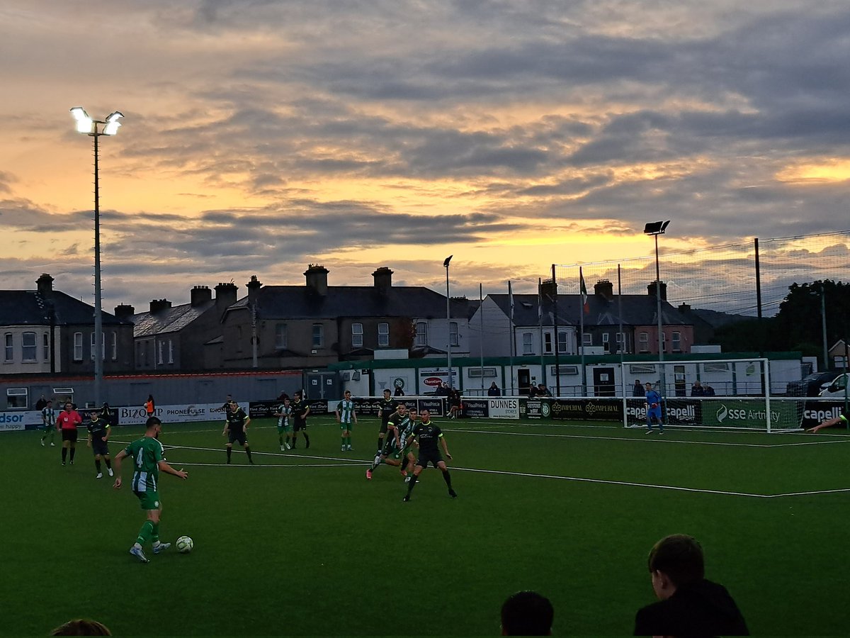 SjoerdVVV's tweet image. Bray nam het vanavond in de beker op tegen de lager spelende buren van Wayside Celtic.
De derby was goed bezocht en ondanks dat Wayside goed tegenstand bood, won Bray uiteindelijk soeverein.