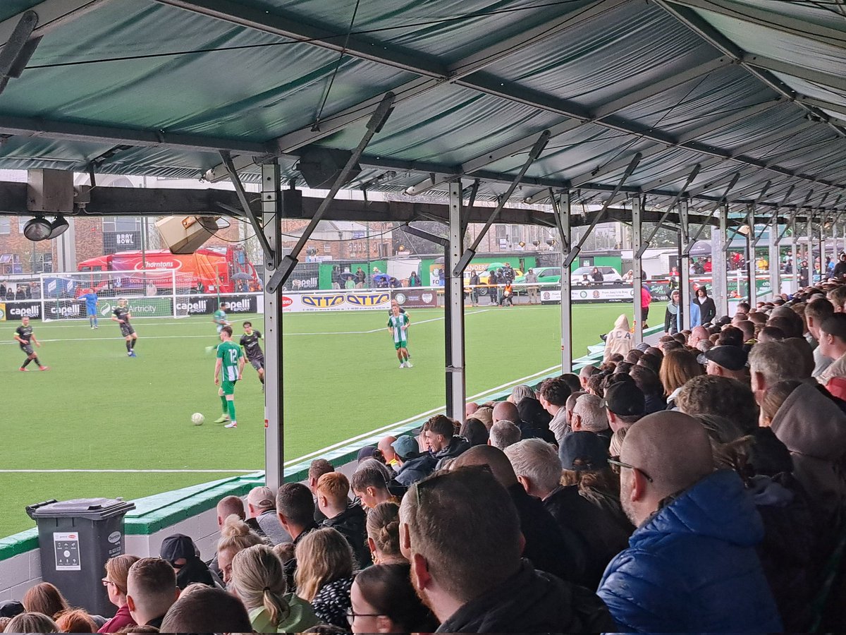 SjoerdVVV's tweet image. Bray nam het vanavond in de beker op tegen de lager spelende buren van Wayside Celtic.
De derby was goed bezocht en ondanks dat Wayside goed tegenstand bood, won Bray uiteindelijk soeverein.