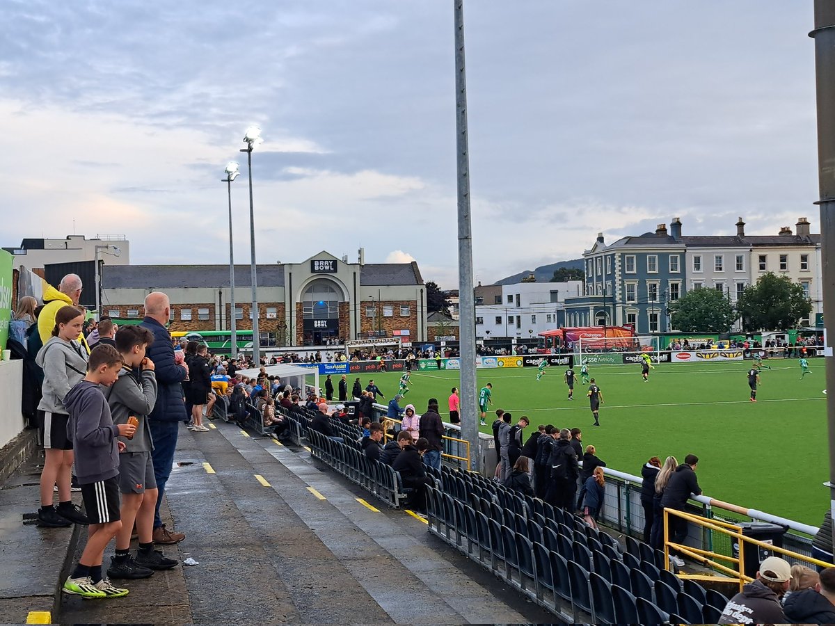 SjoerdVVV's tweet image. Bray nam het vanavond in de beker op tegen de lager spelende buren van Wayside Celtic.
De derby was goed bezocht en ondanks dat Wayside goed tegenstand bood, won Bray uiteindelijk soeverein.