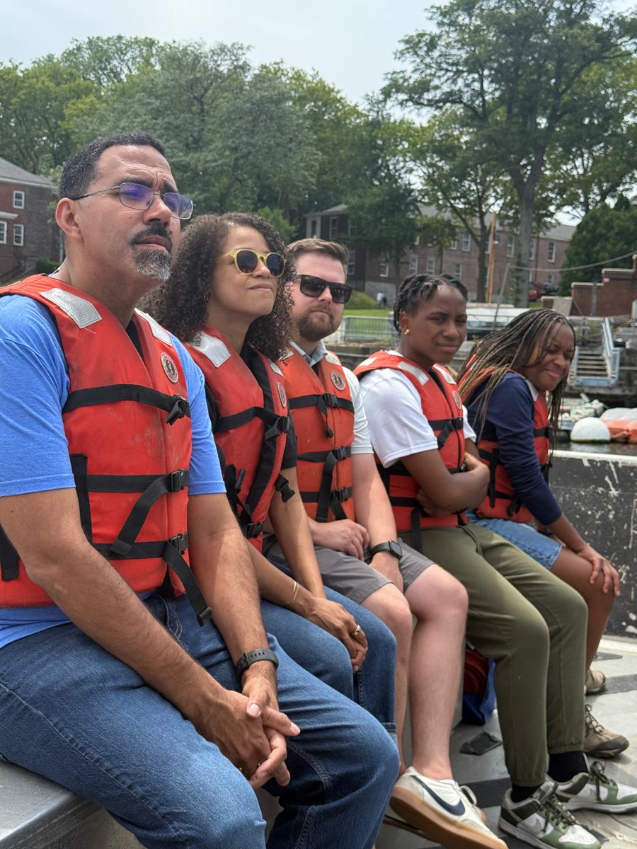 BPHACaucus's tweet image. Caucus Chair @SolagesNY came together with @Timbuctoo1846, @BillionOyster, & SUNY Chancellor @JohnBKing today to gather oysters. This program aims to restore New York Harbour's oyster reefs while educating community members on the importance of these special habitats.