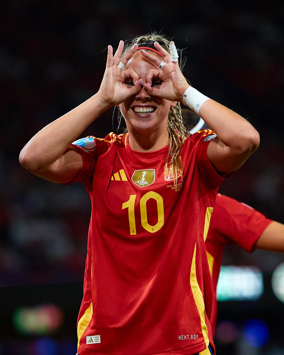 😎 Sacó las gafas a pasear.

#WEURO2025 | #JugarLucharYGanar