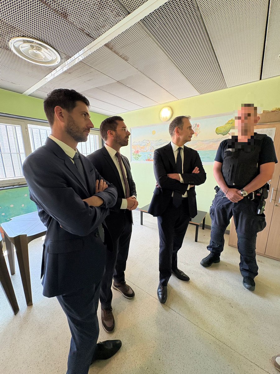 ljacobelli's tweet image. Dans le cadre de ma proposition de loi visant à interdire les activités ludiques en prison, nous nous sommes rendus, avec mes collègues @JulienOdoul et @JLeonardelli_, à la maison d’arrêt de Toulouse-Seysses.
Cet établissement a récemment été au coeur d’une vive polémique,…