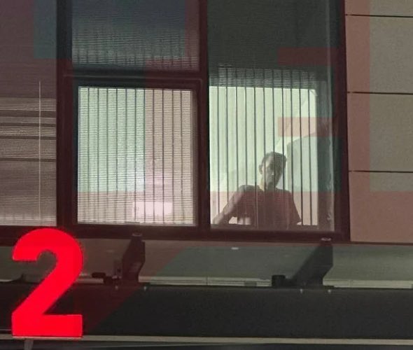 Ali_Oztunc's tweet image. Beylikdüzü belediye baskanımız Mehmet Murat Çalık, İzmir Şehir Hastanesi’nin mahkumlar koğuşunda…
80 yaşındaki annesi de hastane kapısında evladını bekliyor.
Bu fotoğraf zulmün belgesidir.
Ağır hasta bir belediye başkanına ve insanlığa karşı uygulanan bir zulmün belgesi……