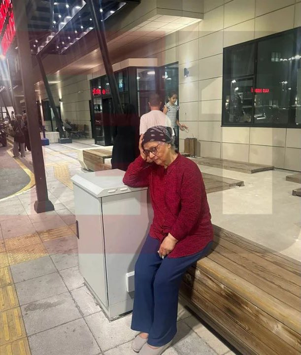 Ali_Oztunc's tweet image. Beylikdüzü belediye baskanımız Mehmet Murat Çalık, İzmir Şehir Hastanesi’nin mahkumlar koğuşunda…
80 yaşındaki annesi de hastane kapısında evladını bekliyor.
Bu fotoğraf zulmün belgesidir.
Ağır hasta bir belediye başkanına ve insanlığa karşı uygulanan bir zulmün belgesi……