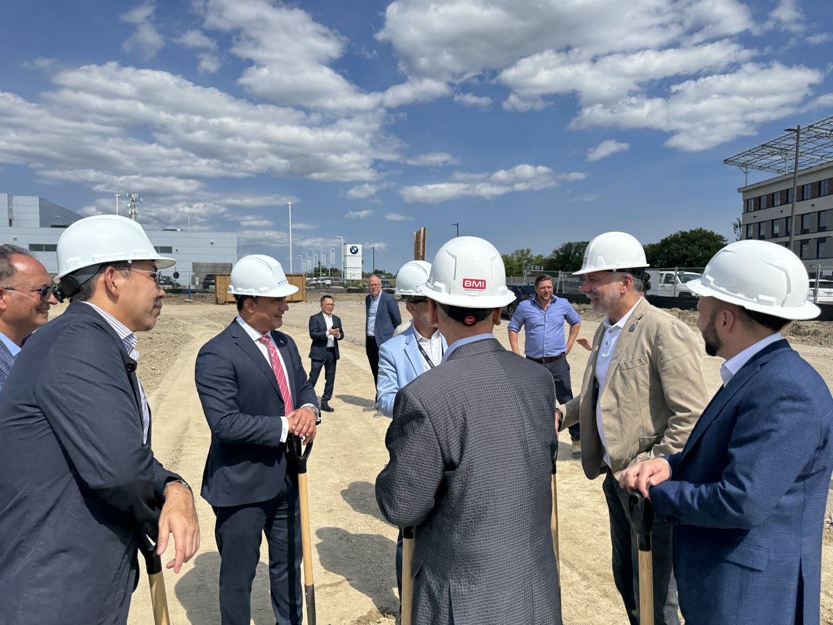 MichaelParsa's tweet image. Great to join Mayor Mrakas and Hyundai of Aurora as they broke ground on their brand-new Hyundai Genesis dealership!
Many thanks to the WEINS Auto Group for continuing to support local jobs here in Aurora!
#AuroraOakRidgesRichmondHill
@TMrakas