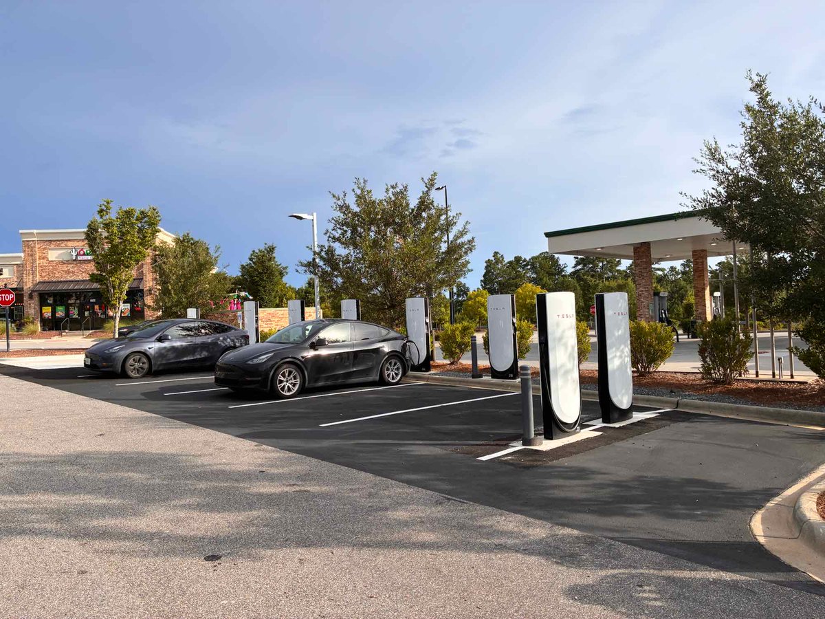 TeslaCharging's tweet image. New Tesla Supercharger: Southern Pines, NC (8 stalls)
tesla.com/findus?locatio…