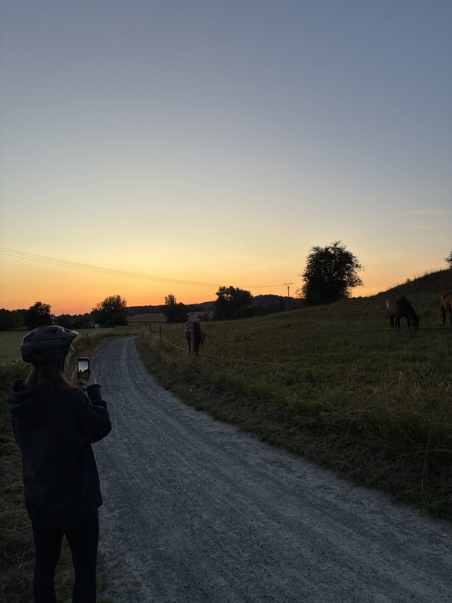 mathis_aa's tweet image. кажется можно собирать коллекцию фото на тему: я фотографирую все вокруг