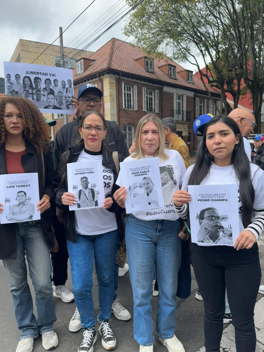 VoluntadPopular's tweet photo. 📍Bogotá alza la voz por los presos políticos en Venezuela

Hoy, frente a la Nunciatura Apostólica, venezolanos en el exilio y colombianos solidarios se unieron para exigir lo que en nuestro país sigue siendo perseguido: justicia, libertad y el fin de la dictadura.

Con pancartas, nombres y banderas, entregaron un documento al Vaticano en defensa de los presos políticos venezolanos, recordando que el mundo no puede seguir indiferente ante los crímenes de Maduro.

📢 La solidaridad también es lucha.
📌 La libertad de Venezuela es un compromiso internacional.