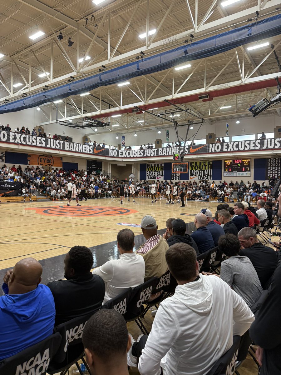 TiptonEdits's tweet image. Duke’s Jon Scheyer, Arkansas’ John Calipari, Indiana’s Darian DeVries, UConn’s Dan Hurley, NC State’s Will Wade, Arizona’s Tommy Lloyd, and Alabama’s Nate Oats are among the head coaches here at Peach Jam.
Who are they watching? Read: on3.com/rivals/news/co…