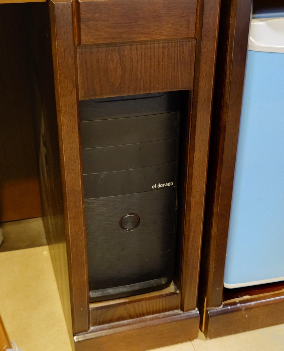 OfficialPCMR's tweet image. "Hello, officer? I'd like to report an airflow crime".
Have you ever seen something quite as bad as this?
redd.it/1m17d4l