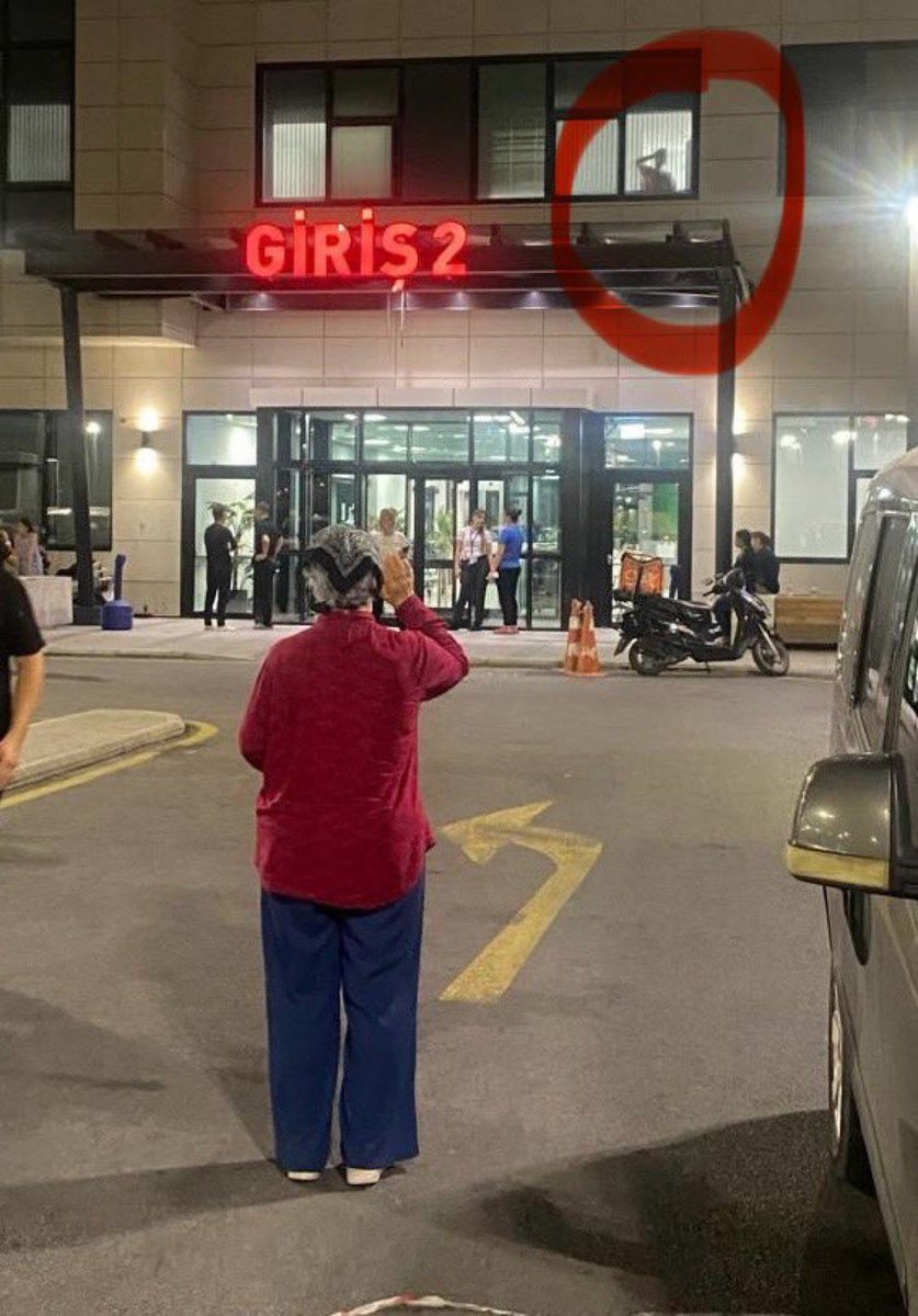 Ali_Oztunc's tweet image. Beylikdüzü belediye baskanımız Mehmet Murat Çalık, İzmir Şehir Hastanesi’nin mahkumlar koğuşunda…
80 yaşındaki annesi de hastane kapısında evladını bekliyor.
Bu fotoğraf zulmün belgesidir.
Ağır hasta bir belediye başkanına ve insanlığa karşı uygulanan bir zulmün belgesi……
