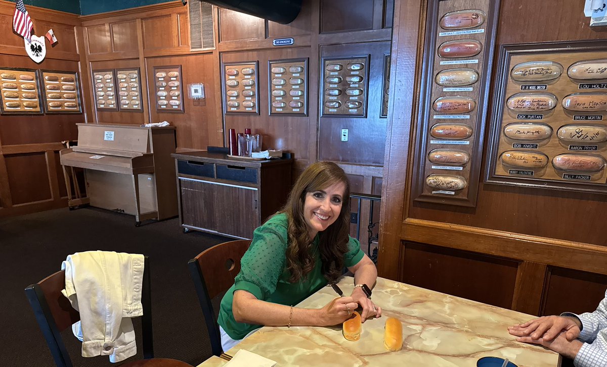 theresagavarone's tweet image. To say I was excited for today would be an understatement! Earlier, I had the incredible opportunity to sign a hot dog bun at Tony Packo’s, joining a distinguished list of individuals who have done the same!
Thank you to Tony Packo’s for this special day!
