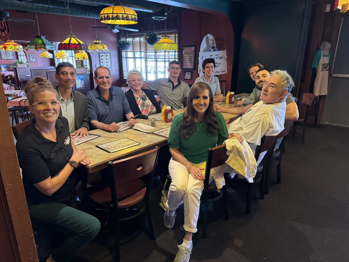 theresagavarone's tweet image. To say I was excited for today would be an understatement! Earlier, I had the incredible opportunity to sign a hot dog bun at Tony Packo’s, joining a distinguished list of individuals who have done the same!
Thank you to Tony Packo’s for this special day!
