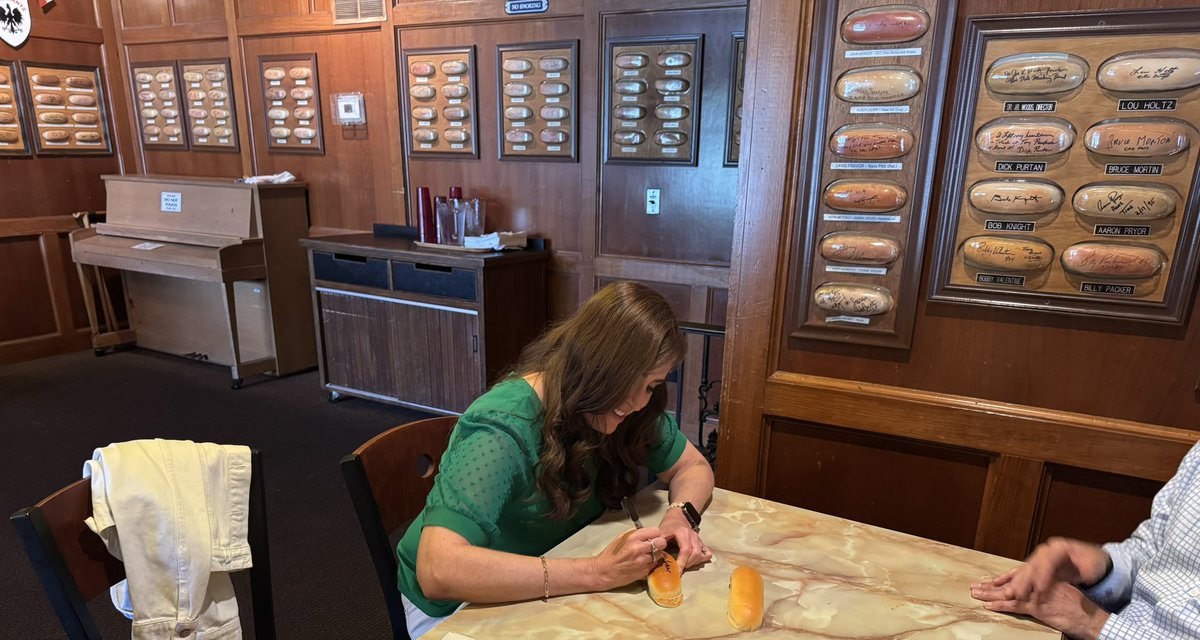 theresagavarone's tweet image. To say I was excited for today would be an understatement! Earlier, I had the incredible opportunity to sign a hot dog bun at Tony Packo’s, joining a distinguished list of individuals who have done the same!
Thank you to Tony Packo’s for this special day!
