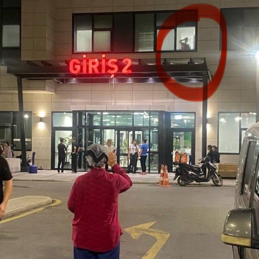 Tutuklu Beylikdüzü Belediye Başkanı Mehmet Murat Çalık, sevk edildiği hastanenin penceresinden annesine el sallarken görüntülendi.