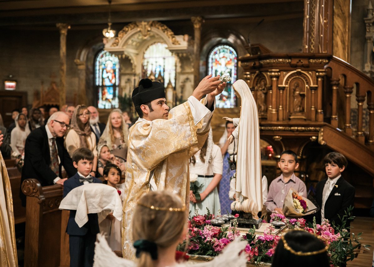 CanonsRegular's tweet image. In echoing these words of Mary we are called to live the consecrated life through the vows of poverty, chastity and obedience in a common life, by means of which we seek personal sanctification. In imitation of her our “whole existence becomes a continuous worship of God in…